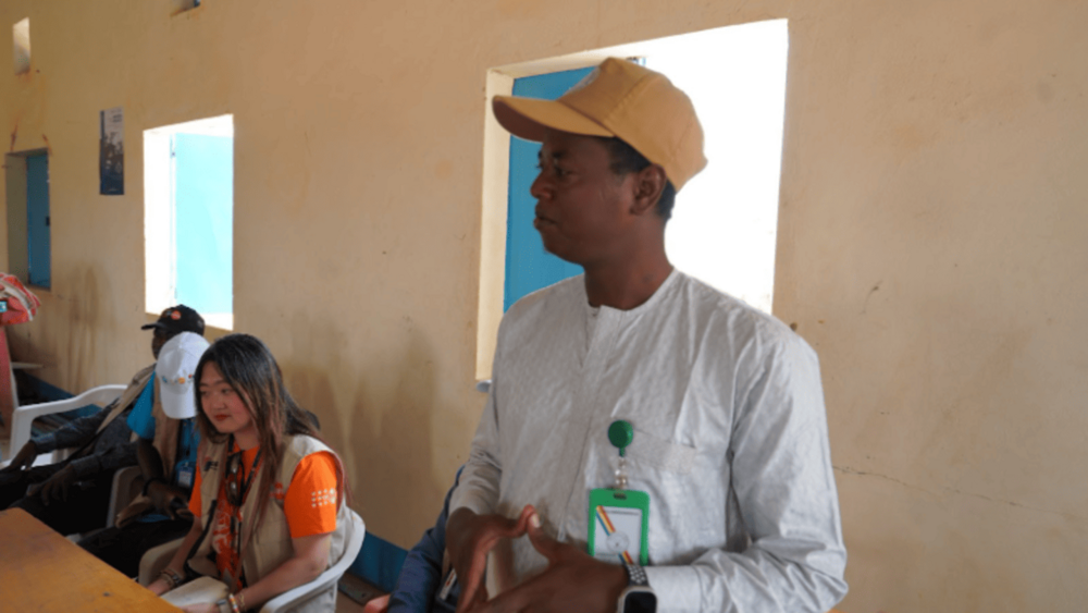 Camp Manager Ali Djimet appreciating this distribution