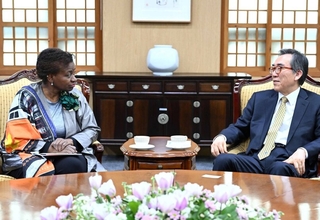 UNFPA Executive Director Dr. Natalia Kanem speaks with RoK Foreign Minister H.E. Cho Tae-yul
