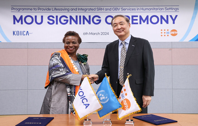 Dr. Natalia Kanem, UNFPA Executive Director and Mr. Chang Won Sam, President of KOICA, sign a three-year agreement to meet the n